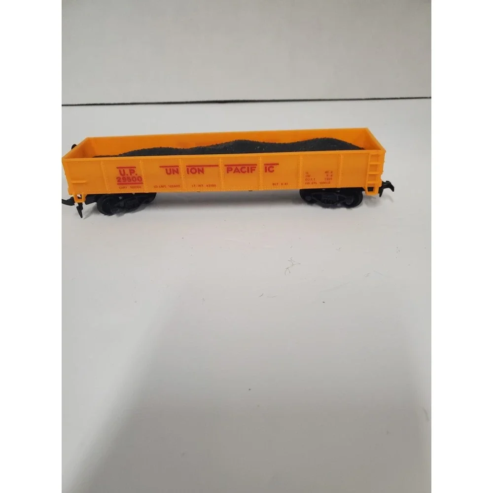 Life-Like Ho Scale Union Pacific #29500 Coal Gondola Train Car with Load